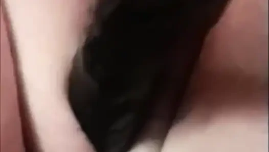 Masturbuje her dildo