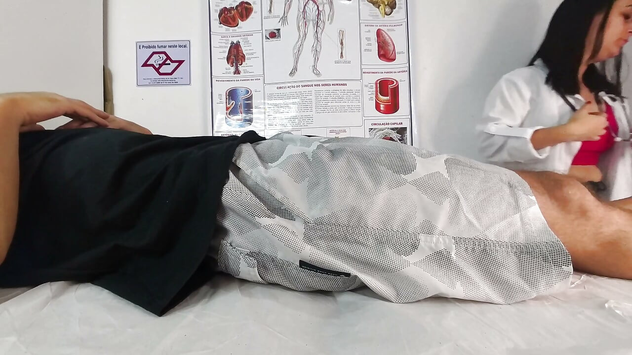 간호사가 그를 따먹히는 걸 붙잡고 그가 입에 올 때까지 그에게 젖탱이 일을 주었습니다.