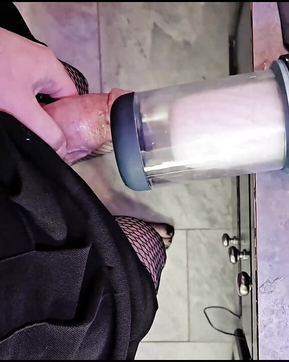 Femboy stroj za mužnju: Sramežljivi femboy sa slatkim stopalima popuši se strojem, odnese ga u krevet, a zatim ga jebe