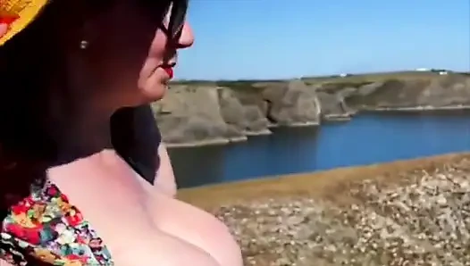 Tante nakal rambut merah lagi asik bersenang-senang di luar ruangan