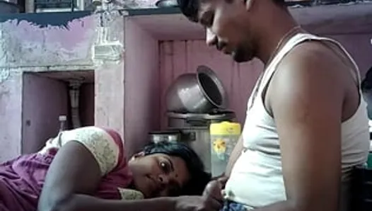 Une femme au foyer indienne reçoit une grosse bite
