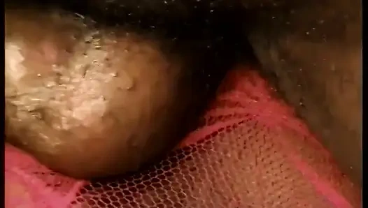 Büyük memeli piliç iç çamaşırı giyerek sikiliyor