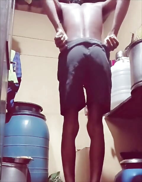 Jeune gay vierge de 18 ans qui montre son beau cul et ses gros seins