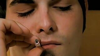 Ashley dohányzás közben az undija alá dörzsöli a kemény farkát