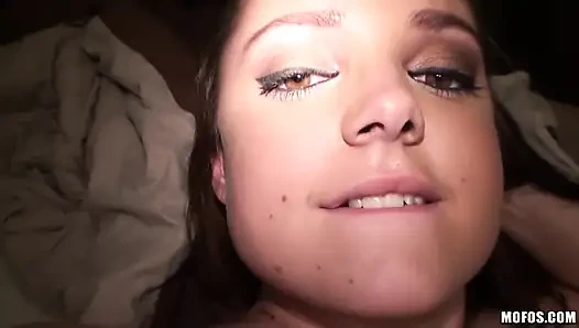 Anal deneyelim - Arianna Sky tounge peircingini gösteriyor ve götüne sokuyor