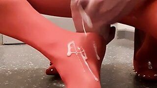 Éjaculation sur des pieds en nylon