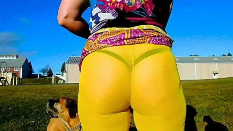 Tia Sammi vê através de leggings