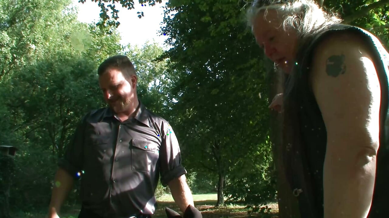 Loira Vendada é Atormentada na Floresta - Grampos nos Mamilos