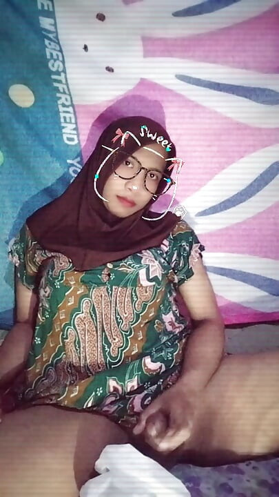 Hijab transsexual se masturbando no quarto
