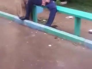 Tio mamado mijando na  calcada