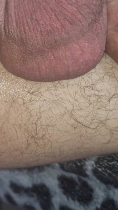 Cowok ini ngentot memek becek budak seksnya di atas meja tanpa kondom sampai dicrot di dalam banyak banget! | Klip 1