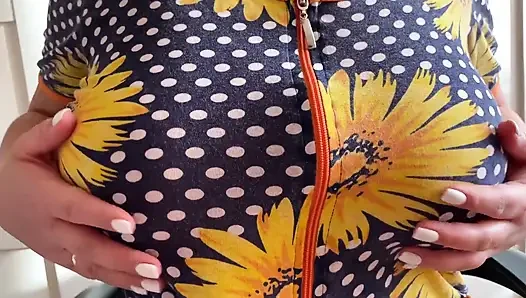 Orta yaşlı seksi kadın göğüsler ve klitorisle oynuyor