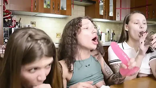 Sapık sürtük kız arkadaşlar üçlü seks emiyor ateşli