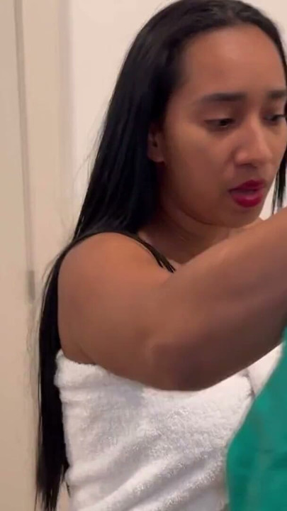 Horny girl drops the towel in front the delivery guy then seduces and fucks him | Clip 1