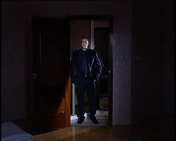 Niesamowita dziwka w czarnych pończochach cieszy się dużym kutasem w swojej mokrej cipce