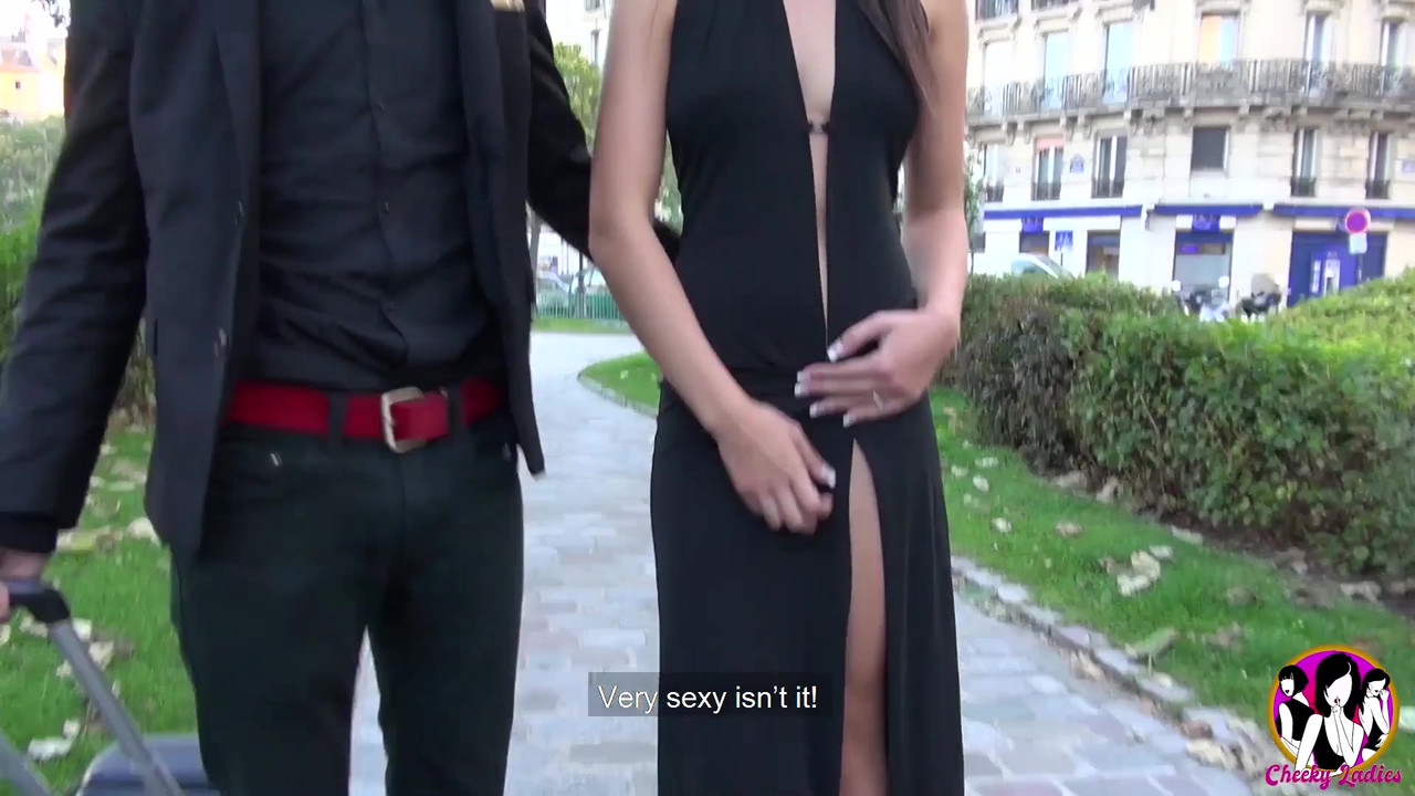 令人惊叹的黑发少女在森林里玩3P