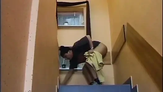 İki güzel sarışın orta yaşlı seksi kadın götten sikiliyor ve büyük bir yarakla boşalıyor