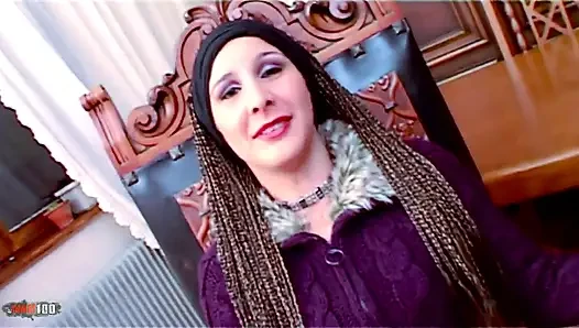 Katia: genç Fransız fahişe büyük bir yarak emiyor ve emiyor