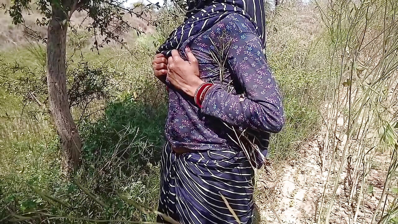 Bhabhi ne Devar ke sath Holi manae Khet per aur bhabhi ki chut mein rang Lagaya aur bhabhi ki bubs mein bhi Rang Lagaya