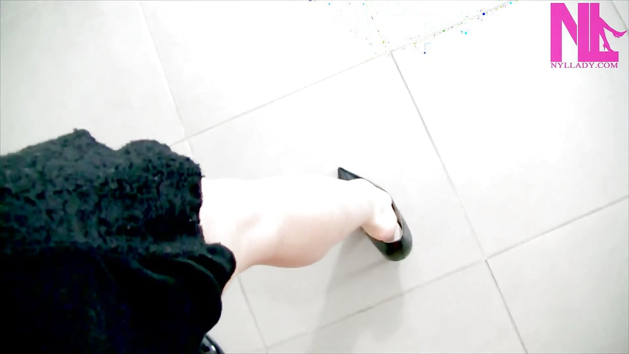 Model dan meregangkan kaki tetek saya dalam kasut tumit tinggi paten hitam