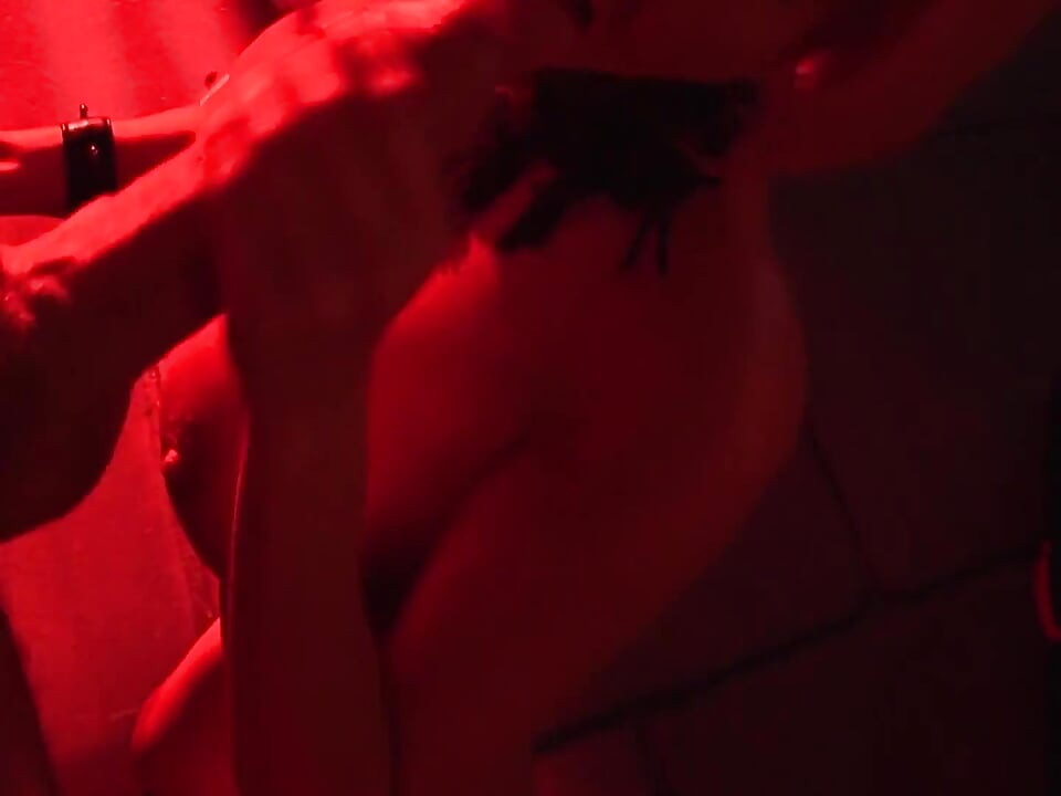 Sexo Innumerables - 2_blonde MILF De Grandes Tetas Follando Duro Con Su Esclava En Una Cueva BDSM
