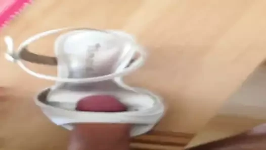 Schuh dee geilen Nachbarin vollgespritzt