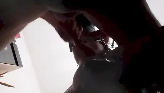 Blonde MILF nimmt einen Schwanz in den Mund und spritzt auf ihre Zunge