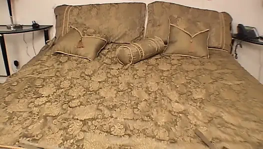 Большой черный член долбит текущую киску зрелой шлюшки до Ahegao Bliss