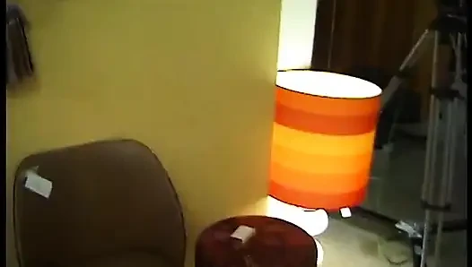 Zenci ateşli kız kıyafetlerini değiştiriyor