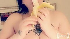 Готическая милфа-толстушка делает банановый минет