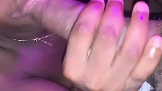 Seksi ateşli Afrikalı azgın genç kız emiyor, sulu amcığı sert yarağa sürtüyor ve bakış açısıyla sikişiyor