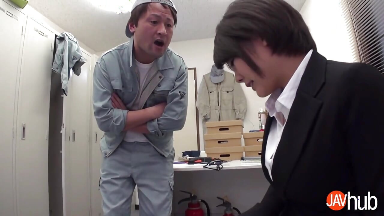 Η πουτάνα του γραφείου Mio Kuroki ικανοποιεί τους συναδέλφους της σαν πουτάνα