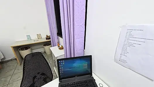 Медицинский осмотр живота врачом общей практики.