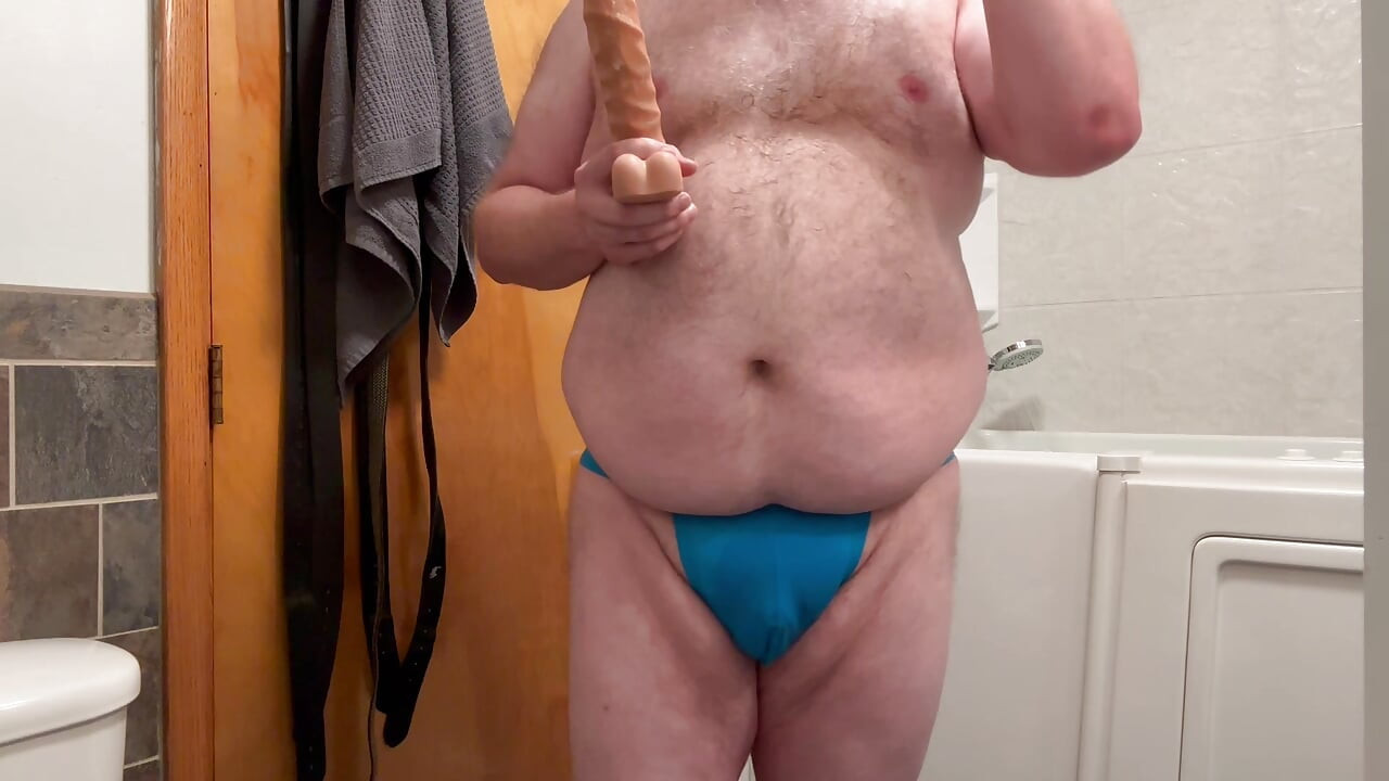 大肚子 chub 在使用假阳具时通过 jockstrap 潮吹