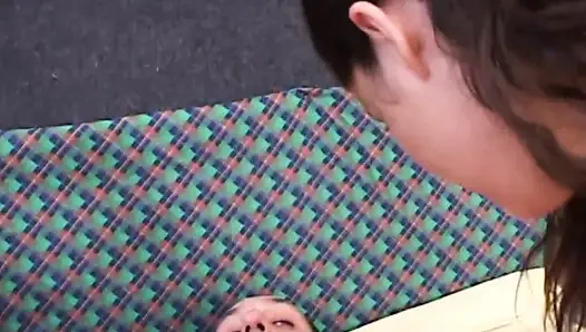 Красивую худенькую милфу с идеальными сиськами трахнул и кончил в рот хуище в любительском видео