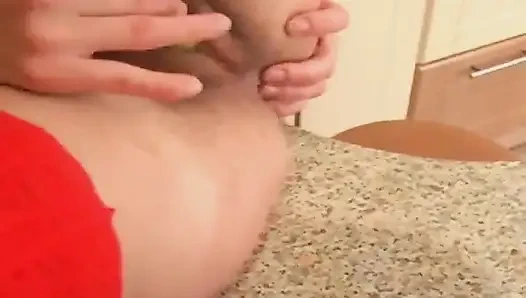 Gadis hot rambut merah lagi asik muasin memeknya pakai pisang sambil menggoda