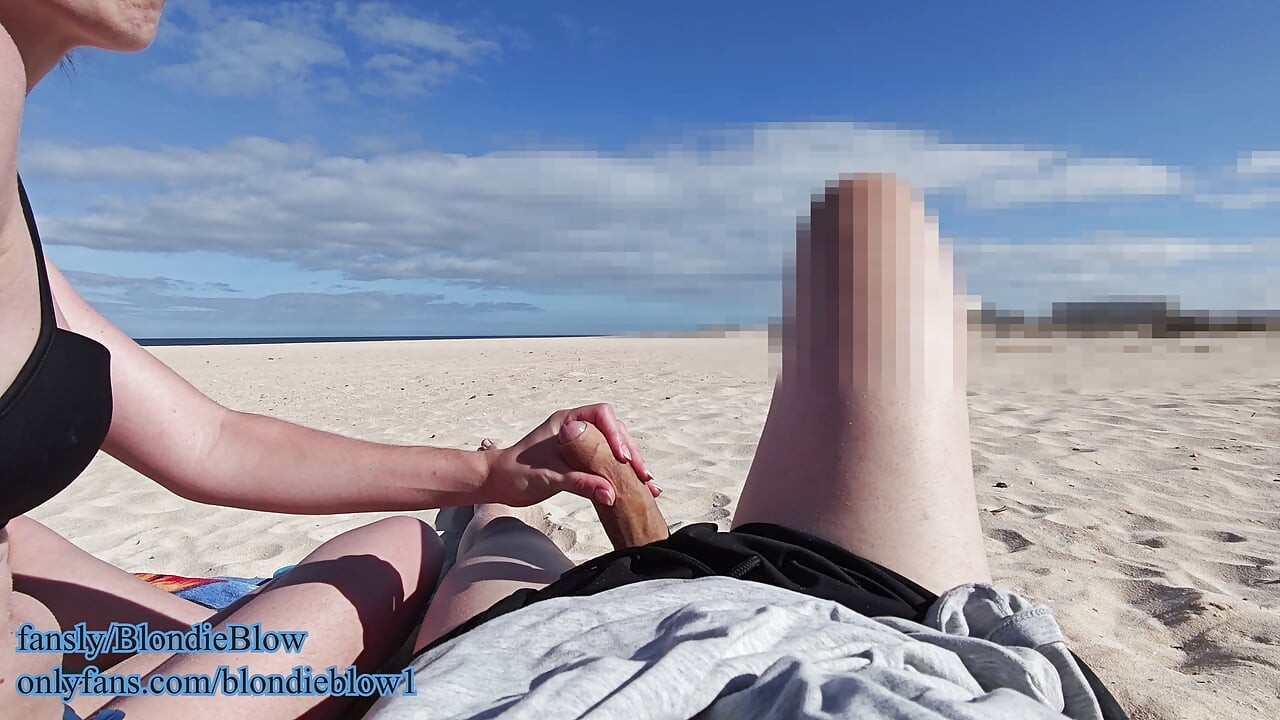 Very risky blowjob in public beach