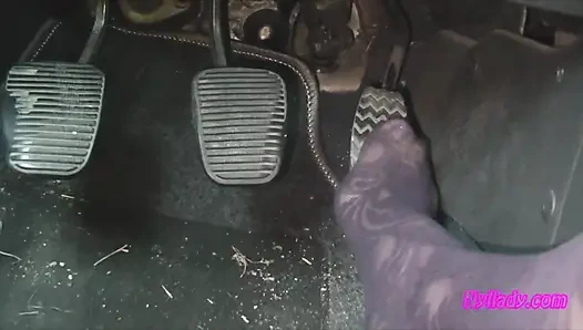 Nyllady'nin desenli külotlu çorapla vites değiştirip tekerlekle ayakla mastürbasyonu