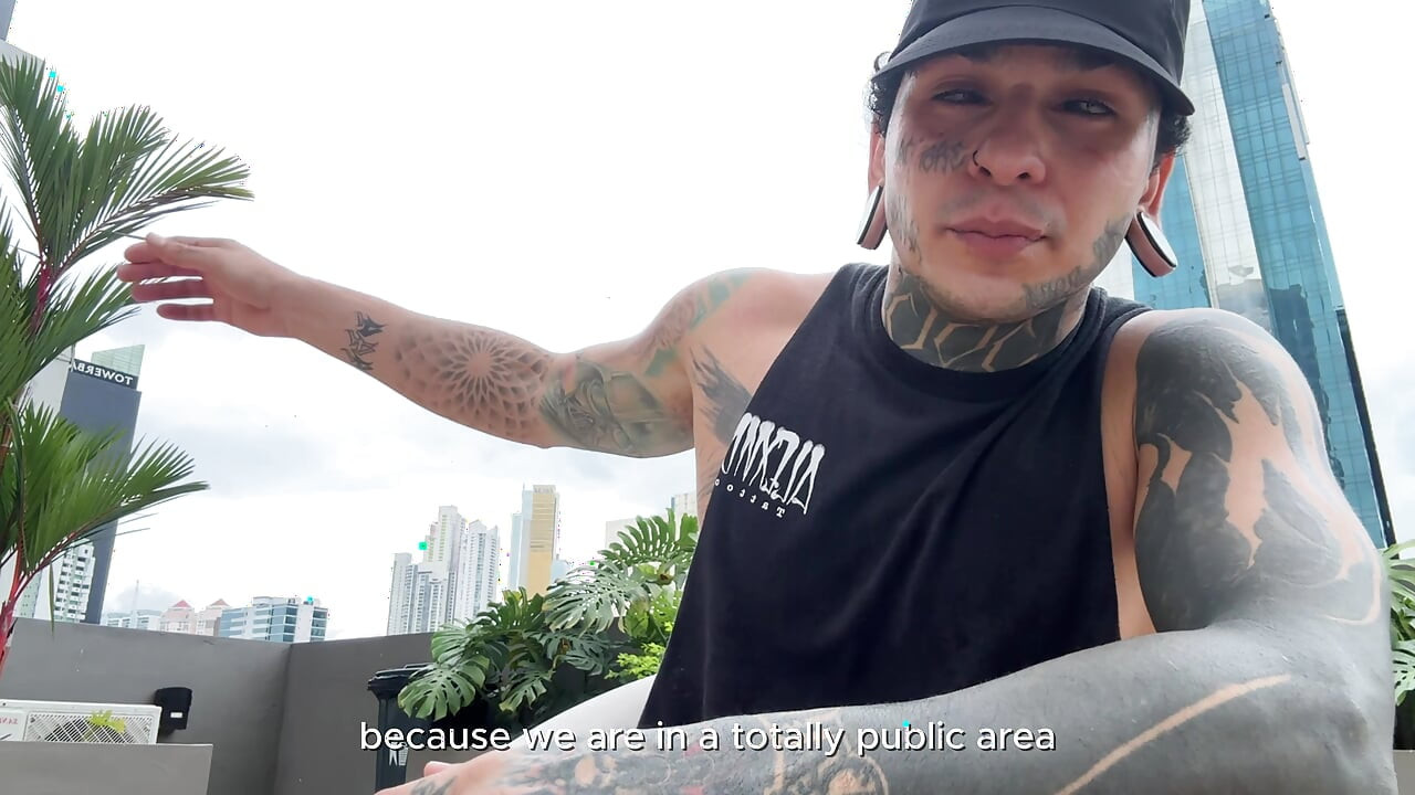 巨大なマカブラインクが公共の場で小さな人間に屈辱を与える