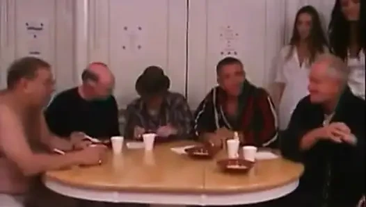 Yaşlı adam azgın hemşireyi sikiyor