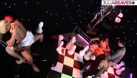 Сексуальная девушка раздвигает ноги, пока огромный член глубоко засовывает ее тугую киску