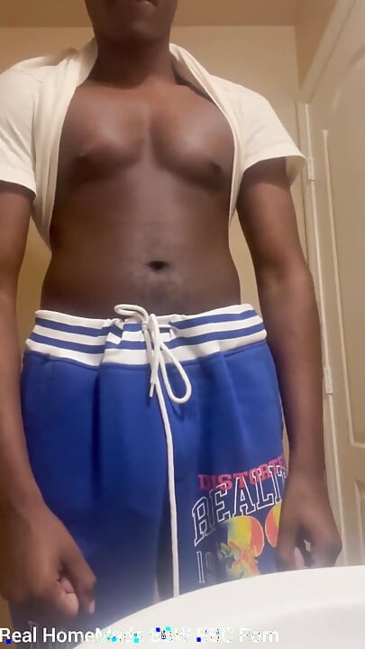 乳首をねじり、チンコを撫で、コックリングをつけて