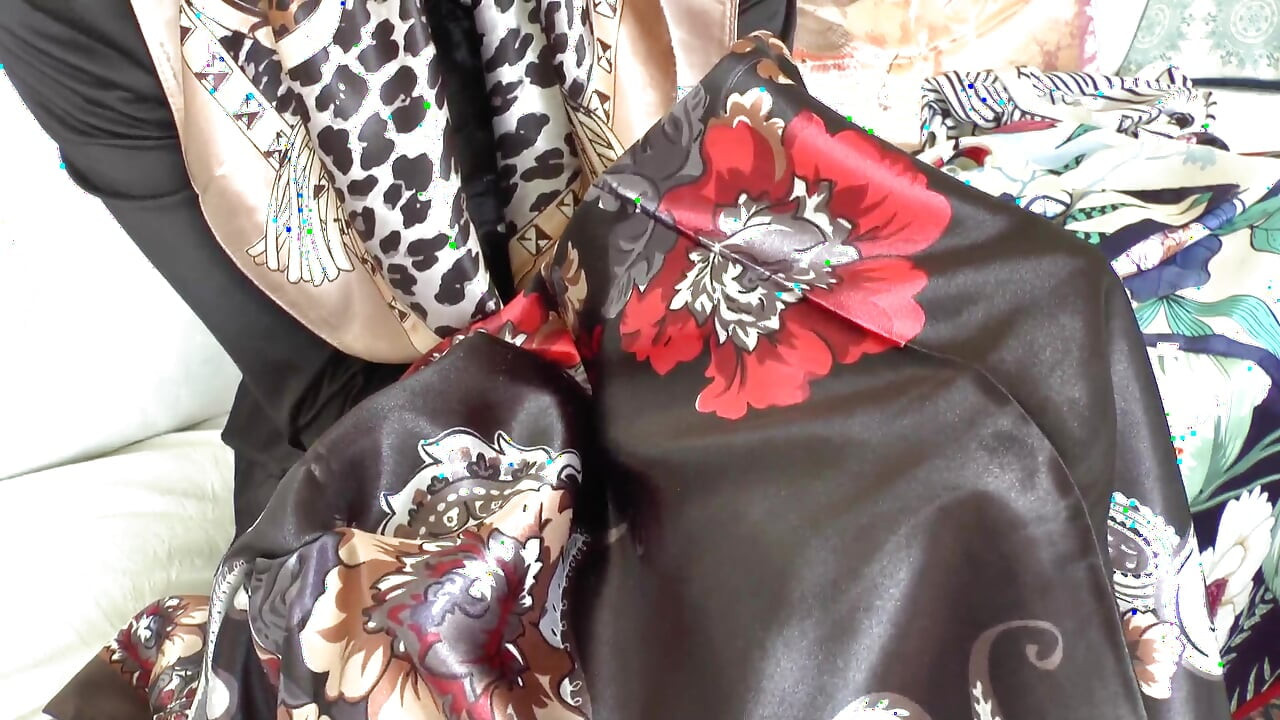 Hari Selendang Satin! Pancutan mani di seluruh selendang satin saya, Lady Victoria Valente