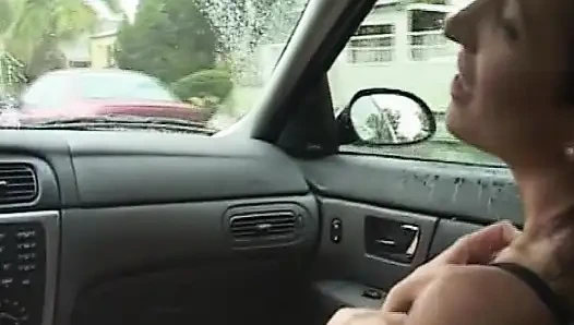 Крошку-брюнетку пальцами во время встречи в бурном любительском видео