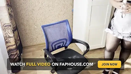 Junges zimmermädchen mit dicken titten fingert muschi beim reden