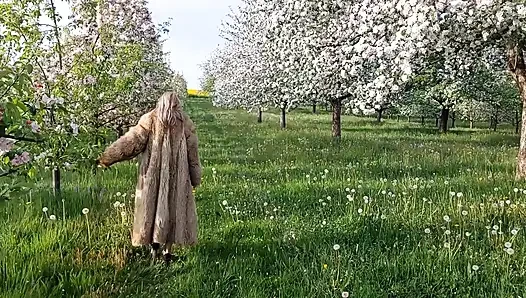 Зрелая Женщина Ходит На Улице В Прозрачном Боди!