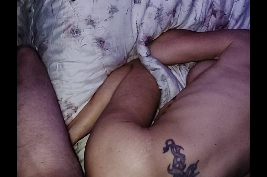 Kakak tiri mungil dengan pantat montok ini pertama kali ngentot kontol besarnya