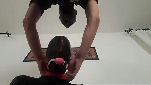 Laura wird mit einem lippen-mundknebel geknebelt, in den hals lange gefickt und schluckt sperma