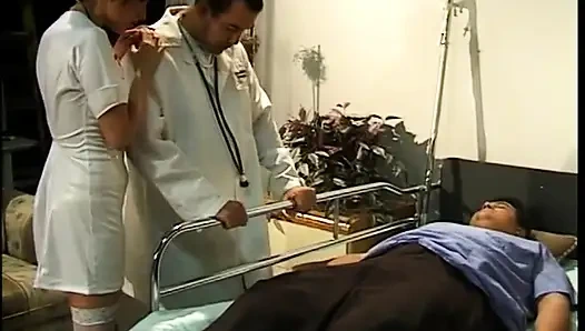 Rothaarige krankenschwester spreizt ihre beine für den schwanz des arztes auf einem krankenhausbett