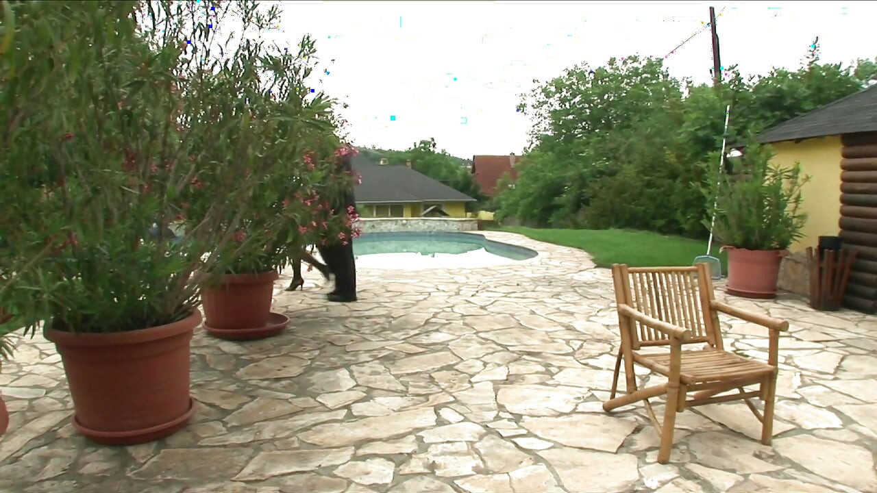 สองสาวที่น่ารังเกียจดูดควยและเย็ดควยแข็ง